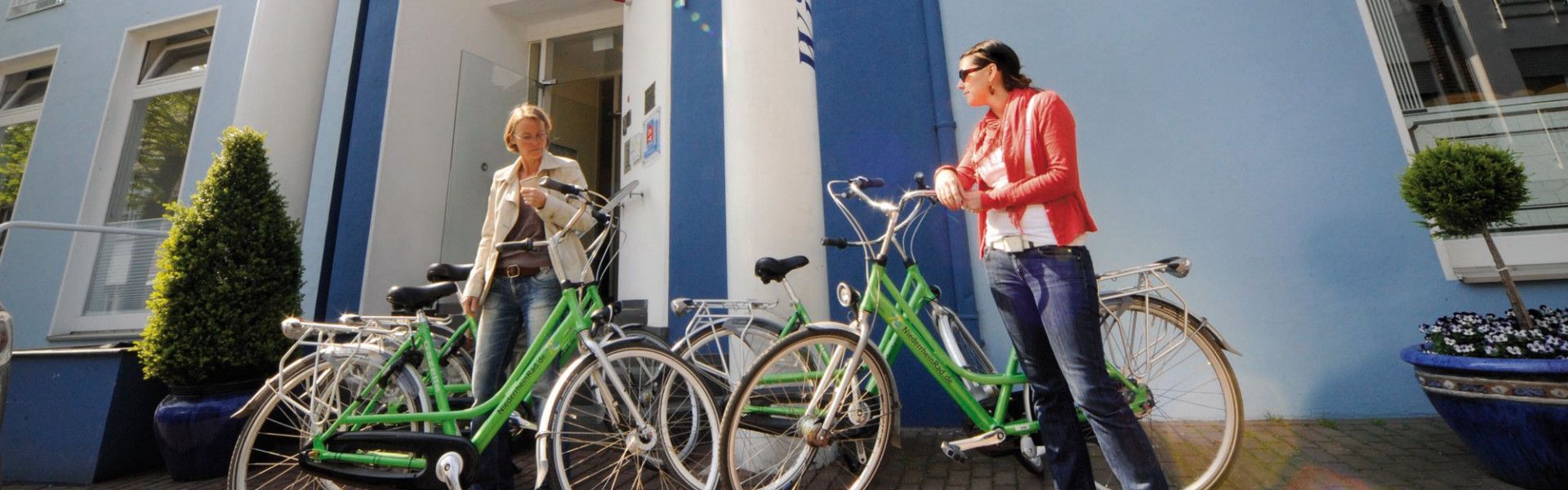 Radfahrer vor Hotel Nibelungen Hof