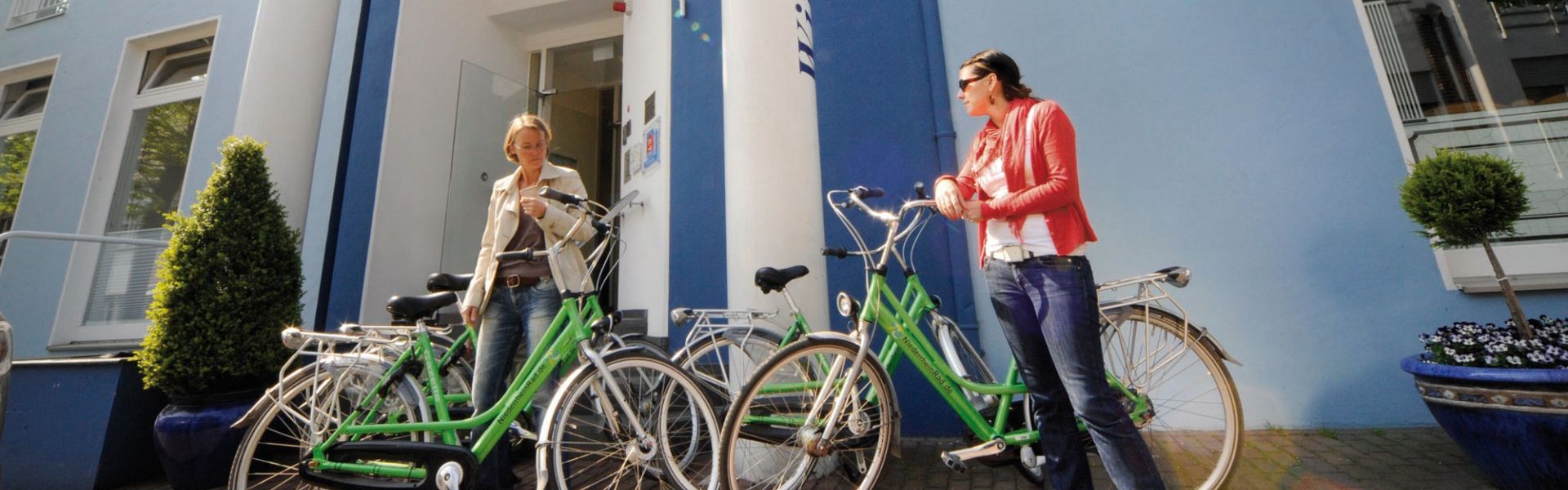 Radfahrer vor Hotel Nibelungen Hof