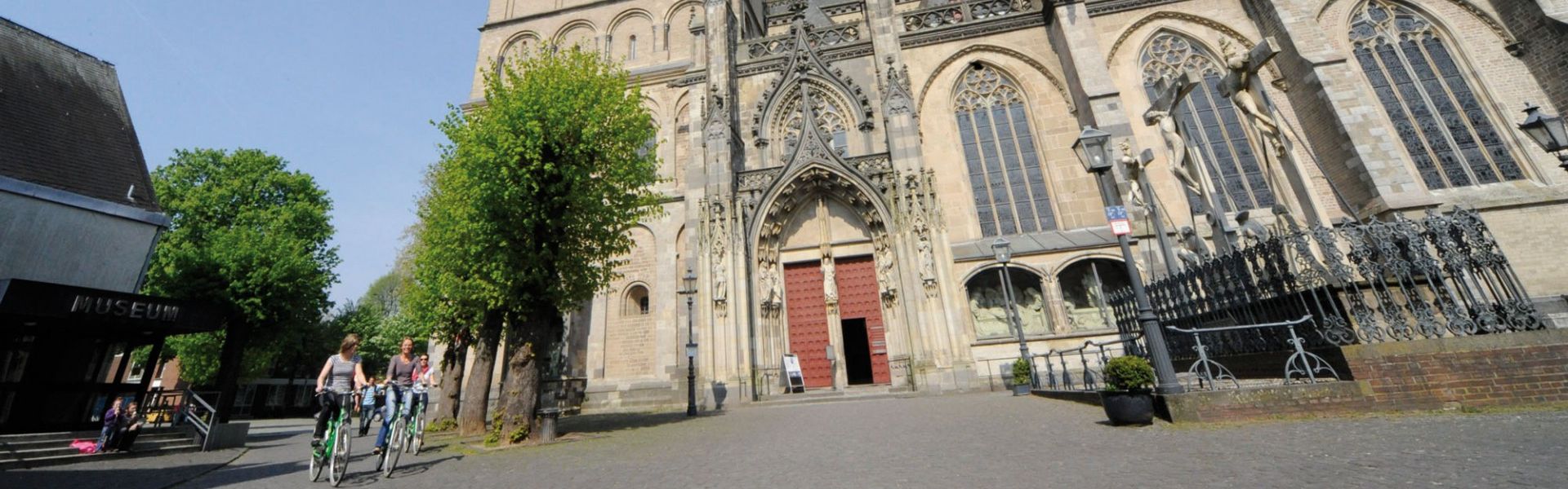 Radfahrer  vor St. Viktor Dom Xanten