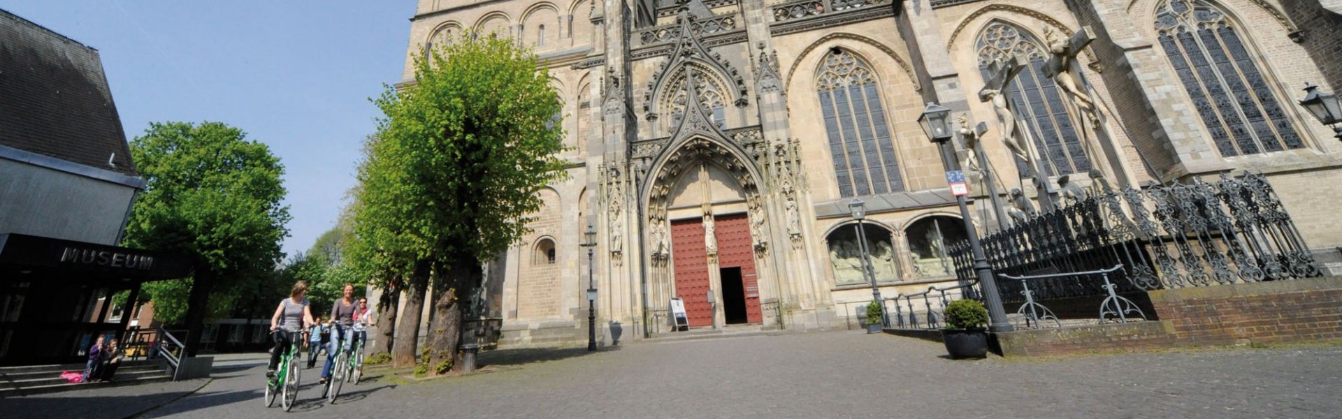 Radfahrer  vor St. Viktor Dom Xanten