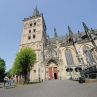 Radfahrer vor dem St. Viktor Dom Xanten