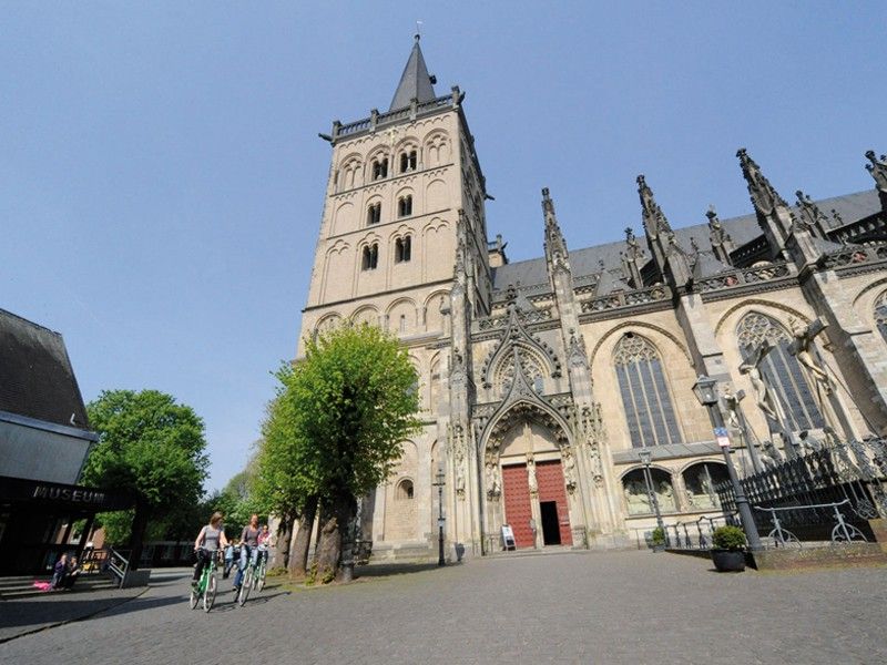 Radfahrer vor dem St. Viktor Dom Xanten