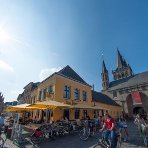 Außenansicht Restaurant Zur Börse mit St. Viktor Dom