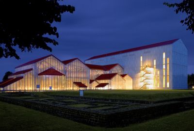 LVR RömerMuseum und Große Therme in der Dämmerung - Foto A. Thünker DGPh