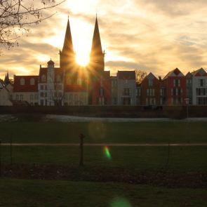 Sonnenuntergang hinter der Skyline von Xanten