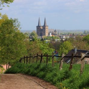 Blick auf St. Viktor Dom Xanten aus der Hees